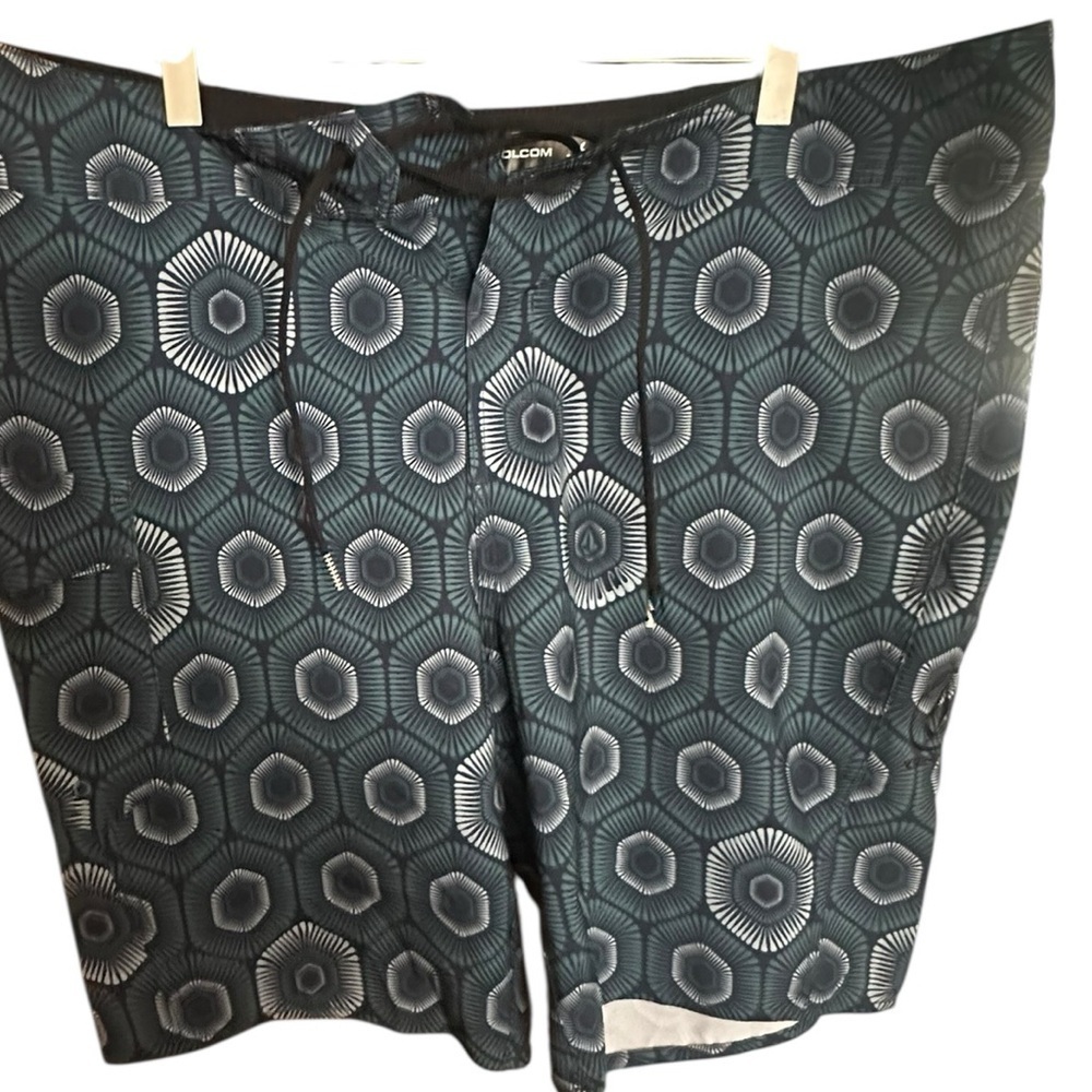 NWOT! Volcom Men's Blue Geometric Pattern Shorts